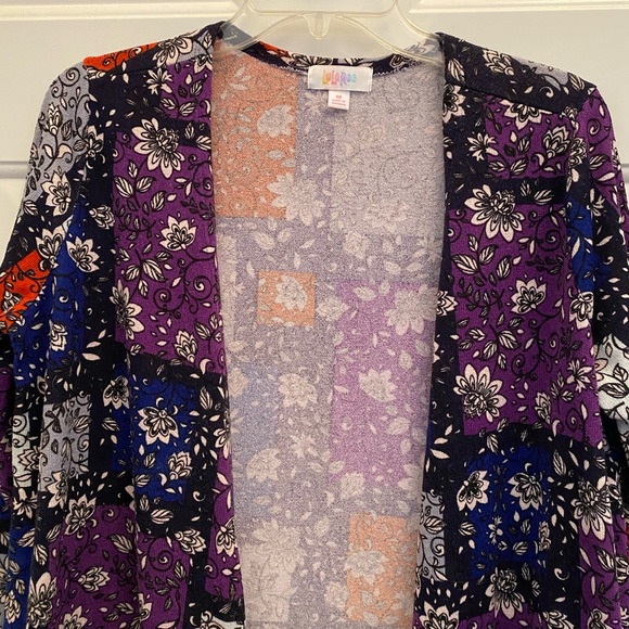 LULAROE ROBE SIZE MEDIUM FLOWER with front pockets long sleeve open front - Picture 2 of 5